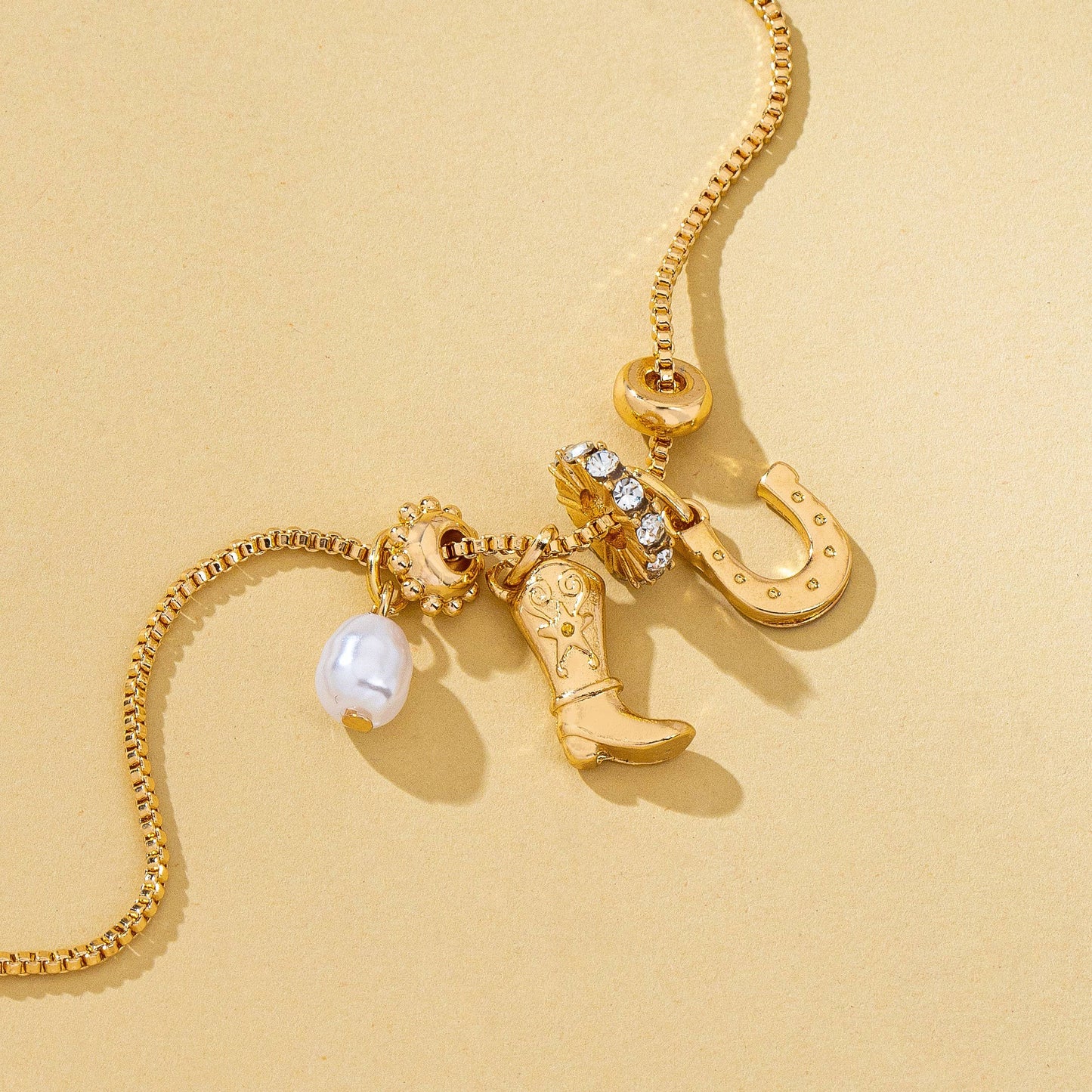 WC / Western Horseshoe with Pearl Necklace