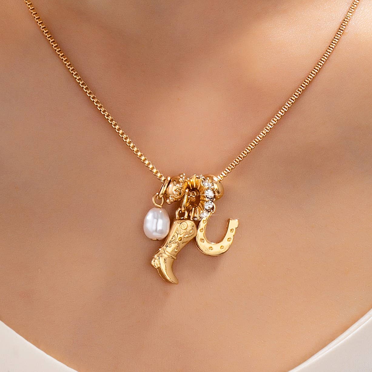 WC / Western Horseshoe with Pearl Necklace