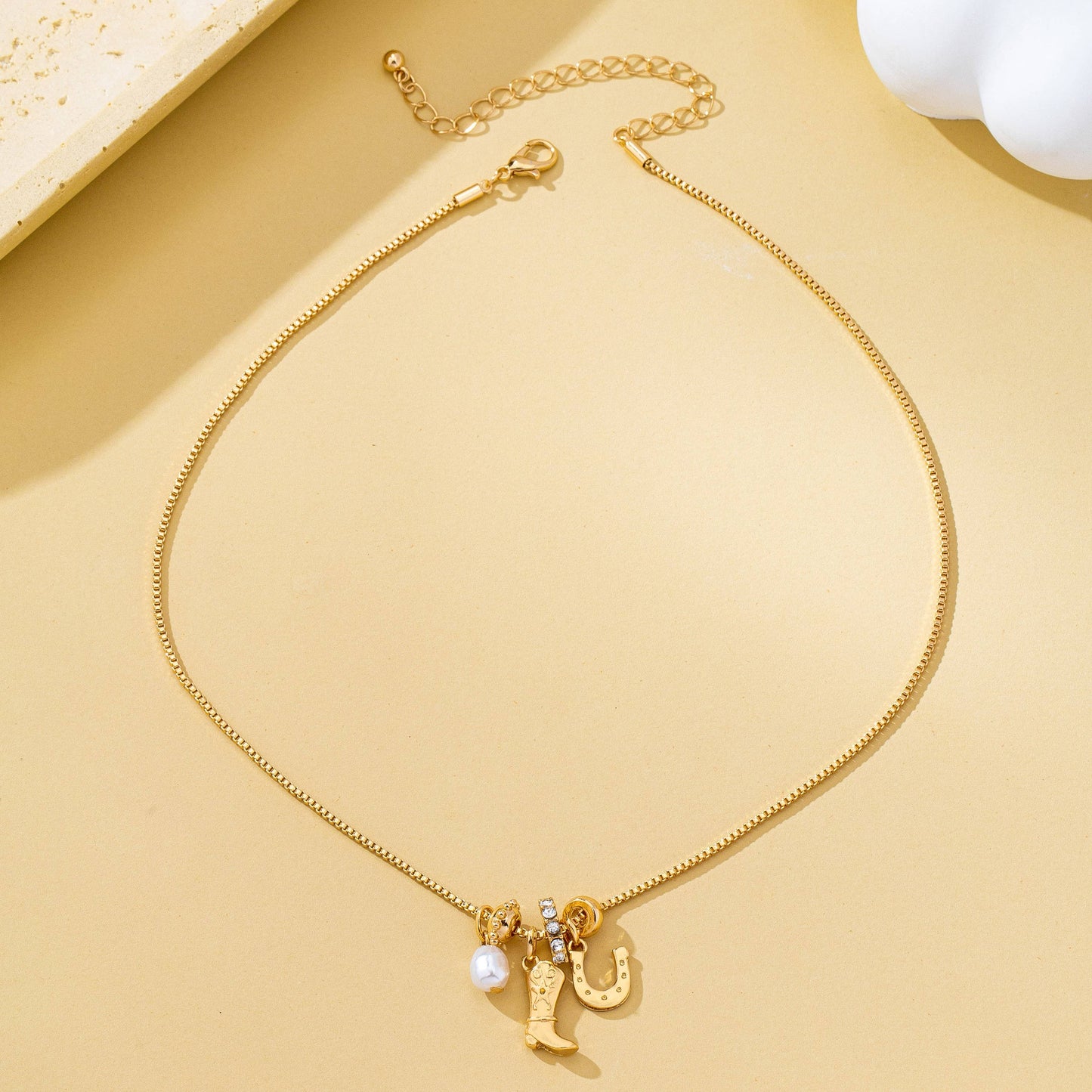 WC / Western Horseshoe with Pearl Necklace