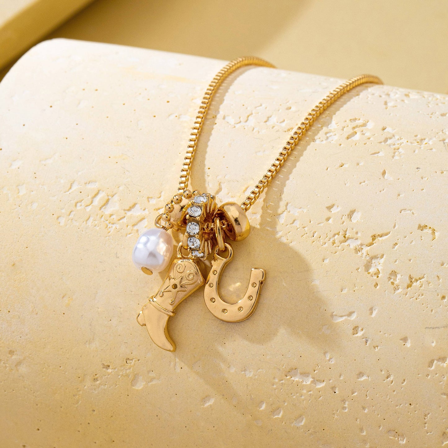 WC / Western Horseshoe with Pearl Necklace