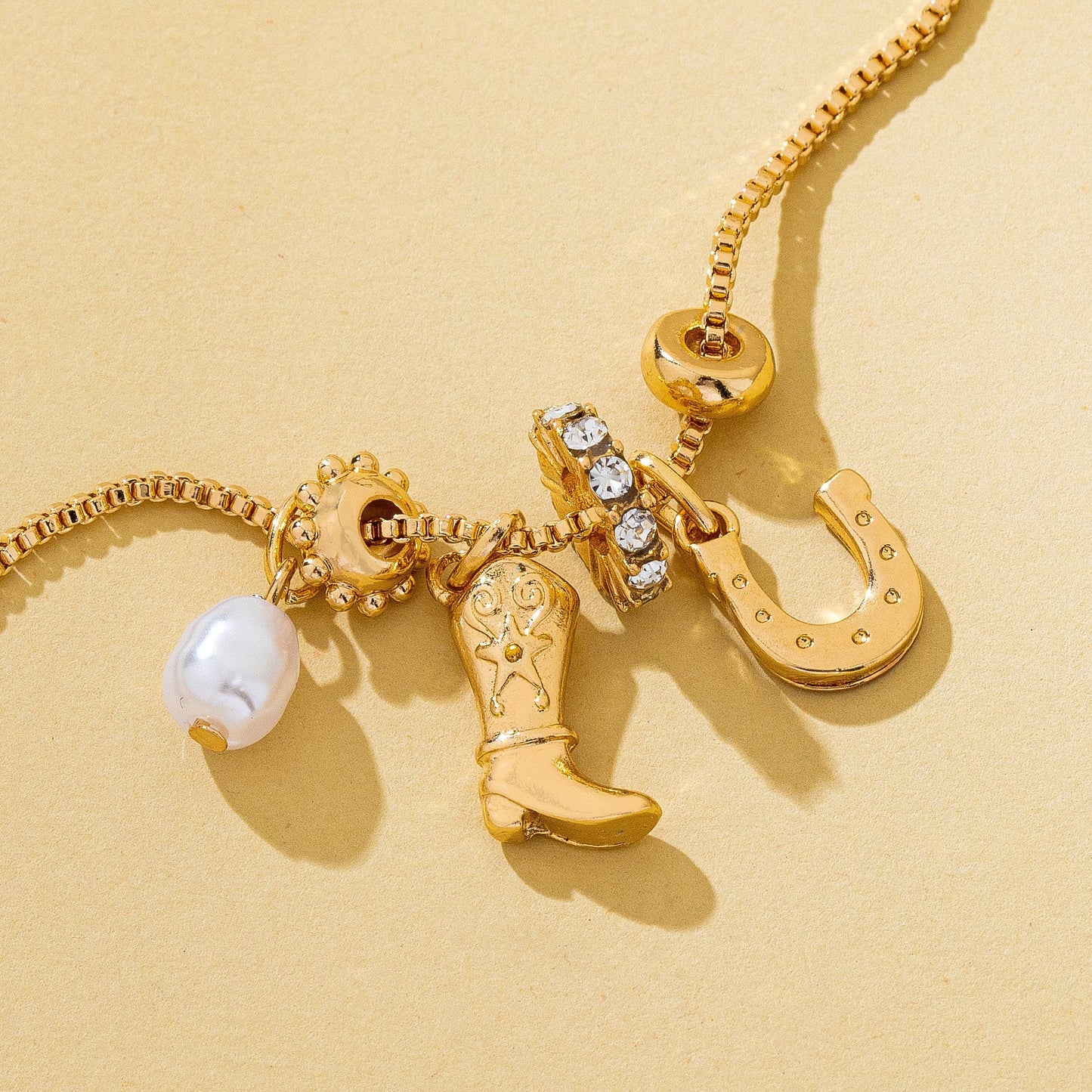 WC / Western Horseshoe with Pearl Necklace